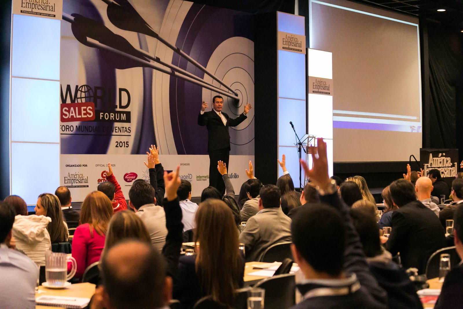 Alberto Crosthwaytt López en conferencia frente a un auditorio, World Sales Forum 2015