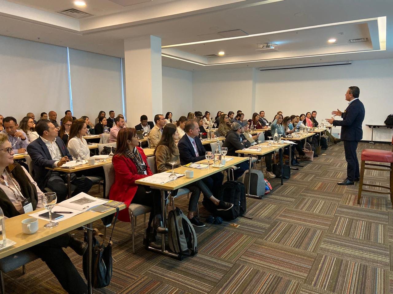 Alberto Crosthwaytt López impartiendo un taller a un grupo de ejecutivos